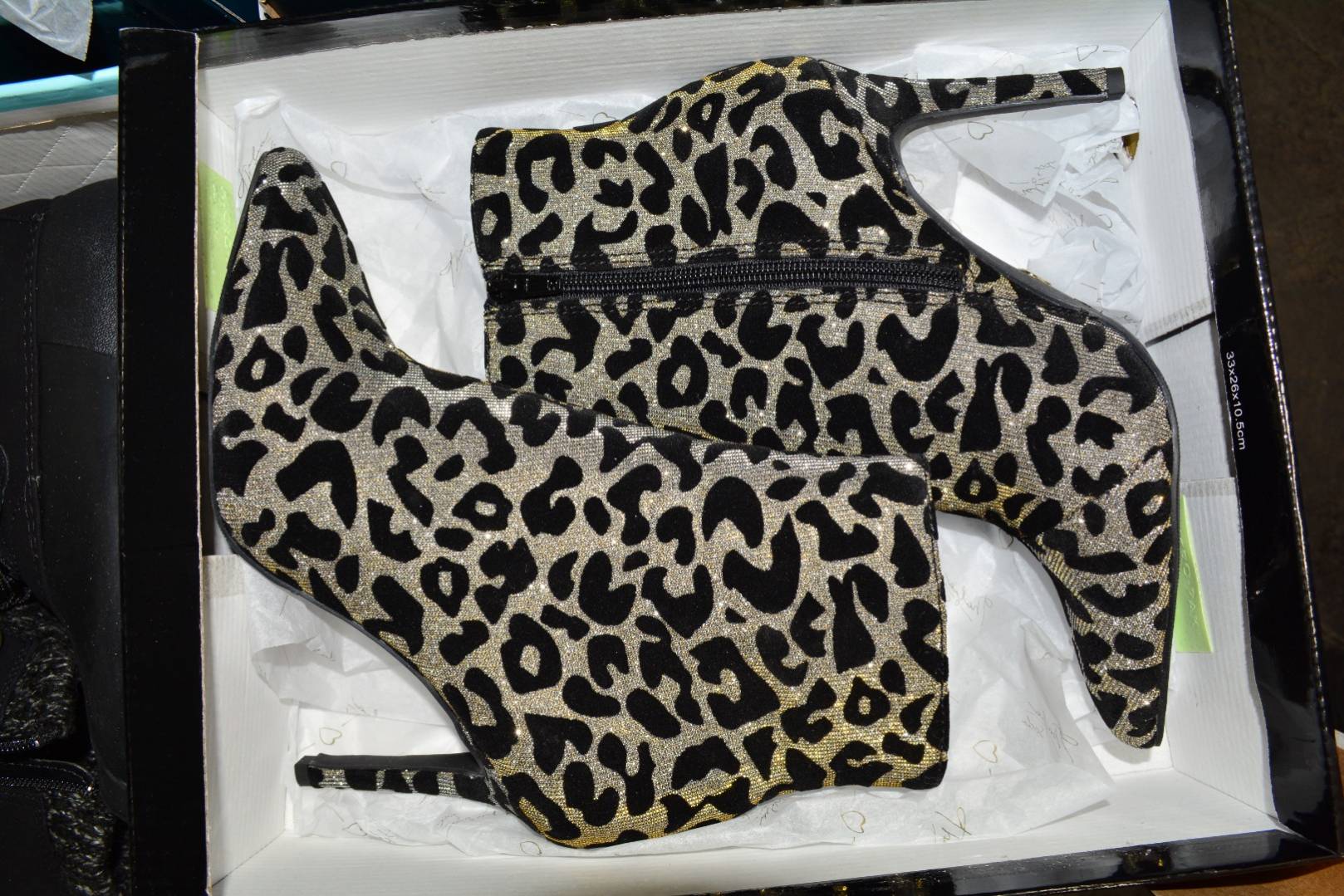 HE Department Store Shelf Pull Mostly Fall/Winter Women's Shoes - 125 pairs - Image 3